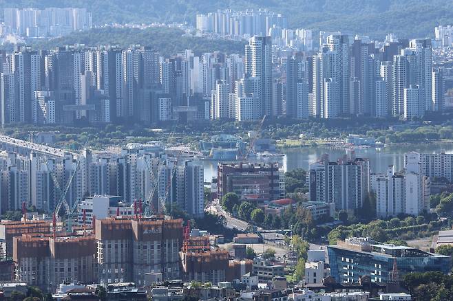 서울 남산에서 바라본 시내 모습. [연합]