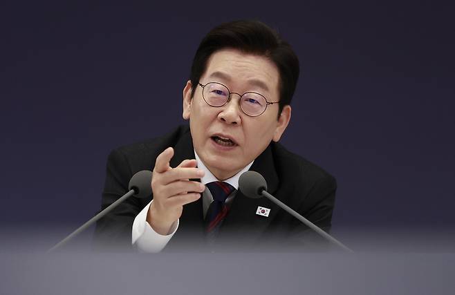 이재명 대통령이 지난 16일 용산 대통령실에서 열린 제2차 핵심규제 합리화 전략회의에서 탈탄소 녹색 문명 대전환을 주제로 토론을 주재하고 있다. [연합]