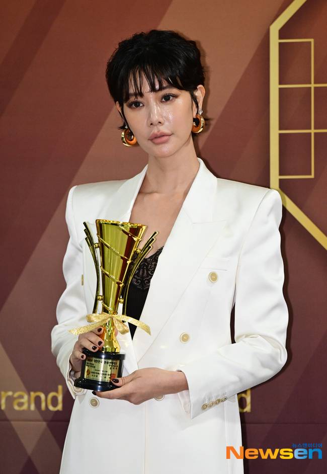 클라라, 뉴스엔DB