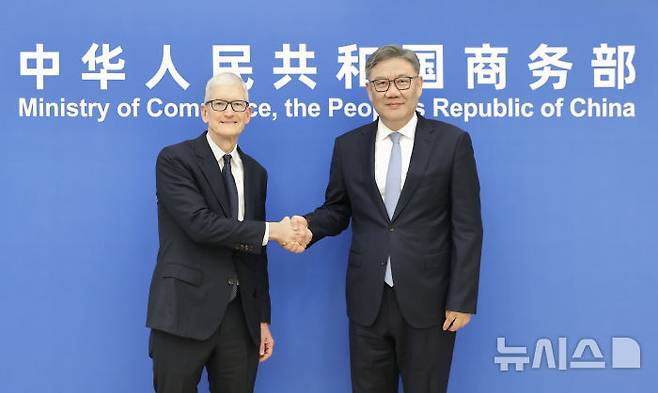 [베이징=뉴시스] 왕원타오 중국 상무부장은 16일 팀 쿡 애플 최고경영자(CEO)를 만나 미·중 경제·무역 관계와 애플의 중국 내 사업 발전 등에 대해 의견을 교환했다고 중국 상무부가 밝혔다.(사진=중국 상무부 홈페이지 갈무리) 2025.10.17 photo@newsis.com