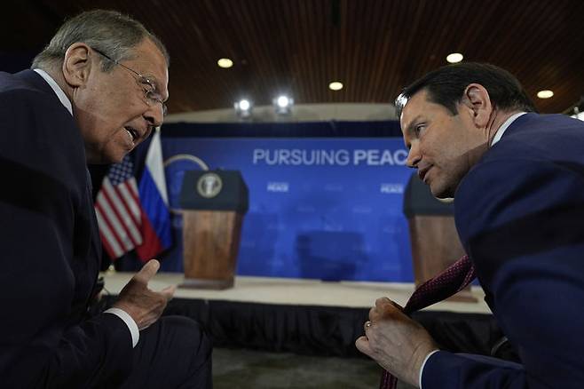 [앵커리지=AP/뉴시스] 마코 루비오(오른쪽) 미 국무장관과 세르게이 라브로프 러시아 외무장관이 8월 15일(현지 시간) 미 알래스카주 앵커리지의 앨먼도프-리처드슨 합동군사기지에서 도널드 트럼프 대통령과 블라디미르 푸틴 대통령의 공동 기자회견이 열리기에 앞서 얘기를 나누고 있다.