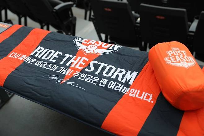 [서울=뉴시스] 7년 만에 포스트시즌에 진출한 한화 이글스가 플레이오프 1차전을 앞두고 팬들에게 담요를 선물했다. (사진 = 한화 이글스 제공)  *재판매 및 DB 금지