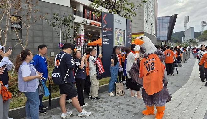 [대전=뉴시스] 문채현 기자 = 17일 대전 한화생명볼파크에서 열릴 예정이었던 한화 이글스와 삼성 라이온즈의 2025 신한 쏠뱅크 KBO 포스트시즌 플레이오프(PO·5전3선승제) 1차전을 앞두고 야구 팬들이 입장을 기다리고 있다. 2025.10.17. dal@newsis.com *재판매 및 DB 금지