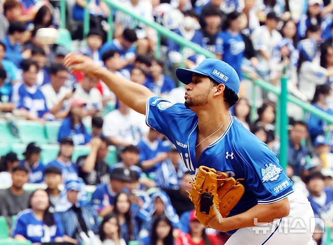 [서울=뉴시스] 박주성 기자 = 11일 인천 미추홀구 SSG랜더스필드에서 열린 2025 KBO 포스트시즌 준플레이오프 2차전 삼성 라이온즈와 SSG 랜더스의 경기, 섬성 선발 가라비토가 역투하고 있다. 2025.10.11. park7691@newsis.com