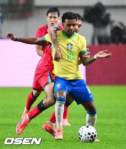 [OSEN=서울월드컵경기장, 지형준 기자] 세계의 벽은 높았다. 결과는 0-5 대패였다.홍명보 감독이 이끄는 대한민국 남자 축구 국가대표팀은 10일 서울월드컵경기장에서 '세계 최강' 브라질을 상대로 A매치 평가전을 치러 이스테방(첼시)과 호드리구(레알 마드리드)에게 나란히 2골을 허용하면서 0-5로 대패했다.후반 한국 카스트로프 옌스가 브라질 호드리구를 수비하고 있다. 2025.10.10 /jpnews@osen.co.kr