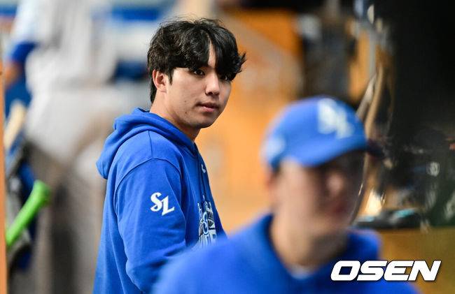 [OSEN=대구, 박준형 기자] 14일 대구 삼성라이온즈파크에서 ‘2025 신한 SOL뱅크 KBO리그’ 준플레이오프(5전 3선승제) 4차전 삼성 라이온즈와 SSG 랜더스의 경기가 열렸다.삼성은 아리엘 후라도, SSG는 김광현을 선발로 내세웠다.허리 부상으로 결장한 삼성 김영웅이 라커룸으로 이동하고 있다. 2025.10.14 / soul1014@osen.co.kr