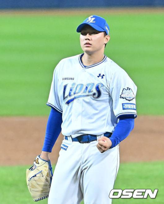 [OSEN=대구, 이석우 기자] 14일 대구 삼성라이온즈파크에서 2025 신한 SOL뱅크 KBO 준플레이오프 삼성 라이온즈와 SSG 랜더스의 4차전 경기가 열렸다. 홈팀 삼성은 후라도가, 방문팀 SSG는 김광현이 선발 투수로 출전했다.삼성 라이온즈 배찬승이 8회초 1사 1,3루 SSG 랜더스 한유섬을 삼진으로 잡고 주먹을 불끈 쥐고 있다. 2025.10.14 / foto0307@osen.co.kr