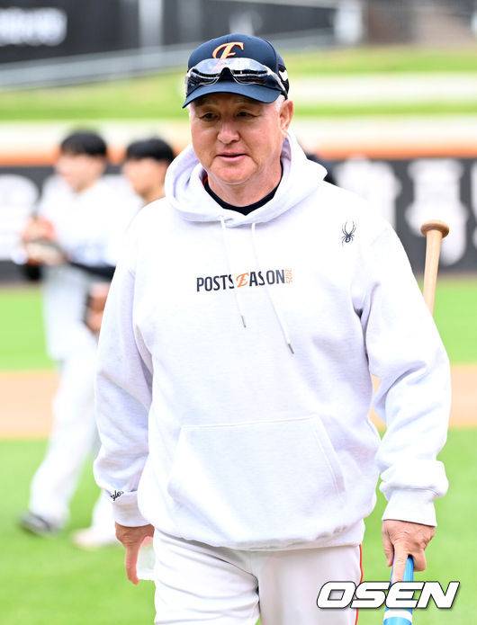 [OSEN=대전, 이대선 기자] 17일 오후 대전 한화생명볼파크에서 2025 신한 SOL Bank KBO리그 포스트시즌 플레이오프 1차전 한화 이글스와 삼성 라이온즈의 경기가 열렸다.한화는 폰세, 삼성은 가라비토를 선발 투수로 내세웠다.경기에 앞서 한화 김경문 감독이 훈련 중인 선수들을 바라보고 있다. 2025.10.17 /sunday@osen.co.k