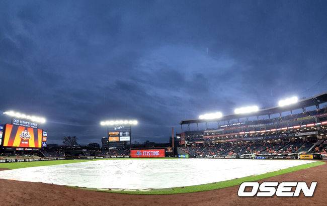 [OSEN=대전, 손용호 기자] 17일 오후 대전 한화생명볼파크에서 2025 신한 SOL Bank KBO리그 포스트시즌 플레이오프 1차전 한화 이글스와 삼성 라이온즈의 경기가 열렸다.한화는 폰세, 삼성은 가라비토를 선발 투수로 내세웠다.비가 내리는 가운데 방수포가 덮여 있다. 2025.10.17 /spjj@osen.co.k