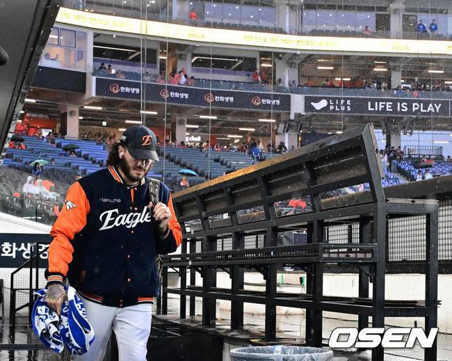 [OSEN=대전, 지형준 기자] 17일 오후 대전 한화생명볼파크에서 2025 신한 SOL Bank KBO리그 포스트시즌 플레이오프 1차전 한화 이글스와 삼성 라이온즈의 경기가 열렸다.한화는 폰세, 삼성은 가라비토를 선발 투수로 내세웠다.비가 내리는 가운데 한화 폰세가 경기를 준비하고 있다. 2025.10.17 /jpnews@osen.co.k