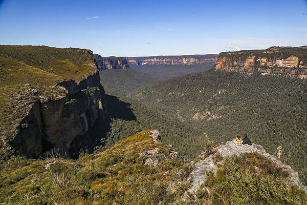월스전망대에서 거대한 절벽에 둘러싸인 광활한 그로스협곡을 바라본다.