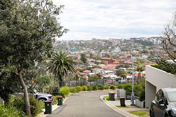 클리프 워크지만, 절벽만 따르진 않는다. 군데군데 마을길을 따라 한참 우회해야 한다.