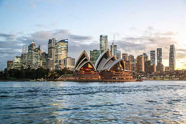 노을이 지는 무렵이면 페리를 타고 도심으로 돌아가는 걸 매우 추천한다. 이런 오페라하우스를 볼 수 있다.