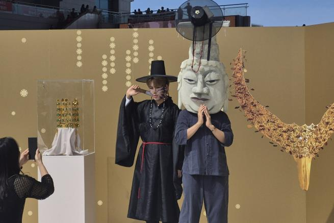 지난달 서울 용산구 국립중앙박물관에서 ‘2025 국중박 분장놀이’ 포토존에 사자보이즈(왼쪽)과 관람객이 포즈를 취하고 있다. 국립중앙박물관 제공