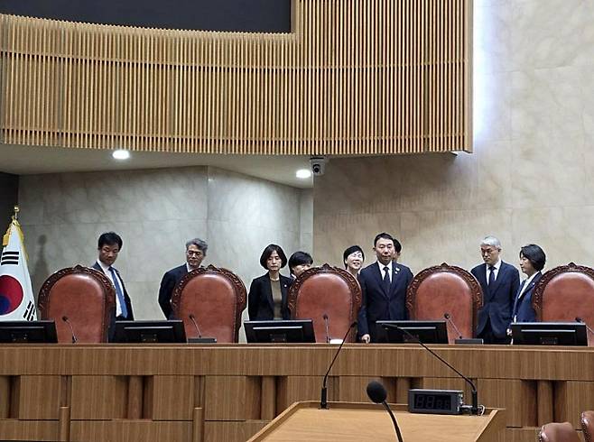 초유의 대법원 현장 국감… 법대 위에 선 여권 의원들 - 국회 법제사법위원장인 추미애(맨 오른쪽) 더불어민주당 의원을 비롯한 법사위 소속 범여권 의원들이 지난 15일 대법원 국정감사 중간에 현장 검증을 하며 천대엽(오른쪽 두 번째) 법원행정처장과 함께 대법정 법대 위에 올라서 있다. 주진우 국민의힘 의원은 16일 페이스북에 “거대 민주당이 권력자 무죄를 만들려고 사법부를 짓밟는 상징적 장면”이라며 이 사진을 공개했다. 주진우 국민의힘 의원 페이스북 캡처