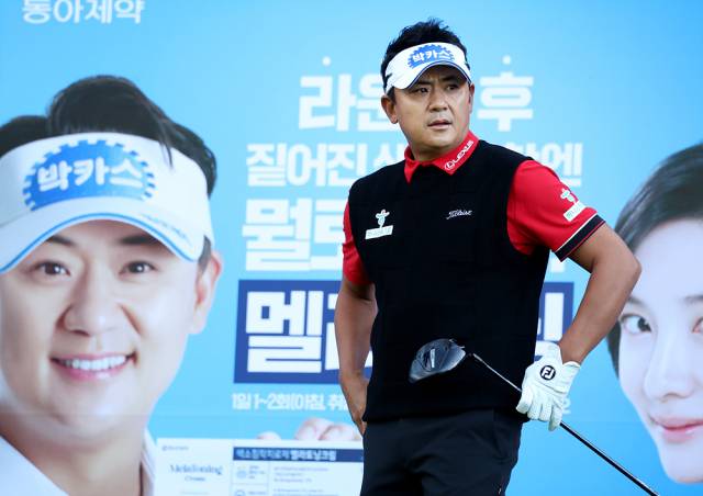 광고 속 웃고 있는 박상현 앞에서 티샷하는 박상현. 사진 제공=KPGA
