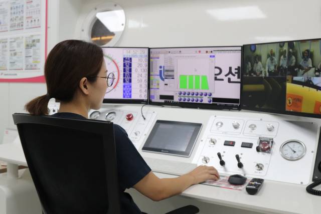 한강성심병원 고압산소치료센터 의료진이 제어실에서 환자 상태를 실시간으로 확인하며 치료장비를 운용하고 있다. 사진 제공=한강성심병원