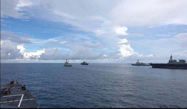 미 해군의 상륙지휘함 '블루릿지함'이 지난 9월 16일 한미일 다영역 훈련 ‘프리덤 에지’ 훈련 기간 유도탄 구축함 ‘커티스 윌버함’ 및 한국 해군, 일본 해상자위대 함정들과 항해하고 있다. 사진 제공=미 국방부