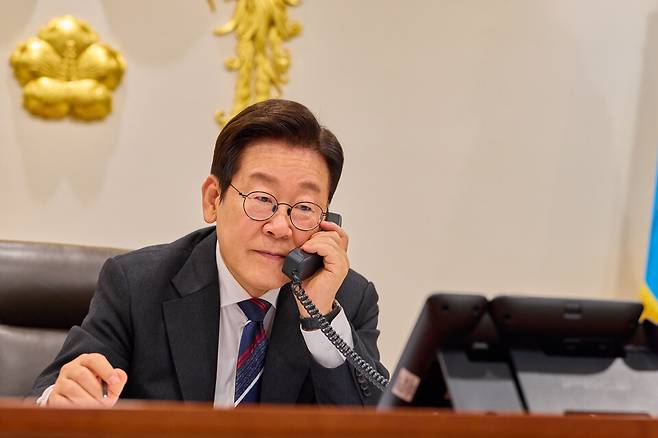 이재명 대통령이 16일 용산 대통령실에서 아누틴 찬위라꾼 태국 총리와 취임 후 첫 통화를 하고 있다. ⓒ대통령실 제공