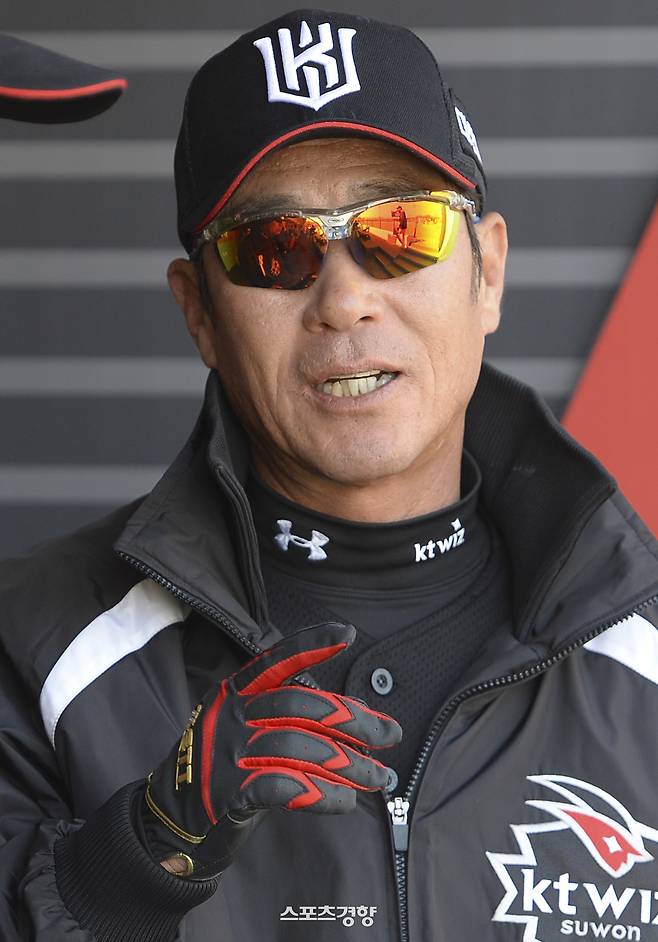 ‘불꽃야구’ 합류 소식을 전한 이광길 코치. 경향신문 자료사진
