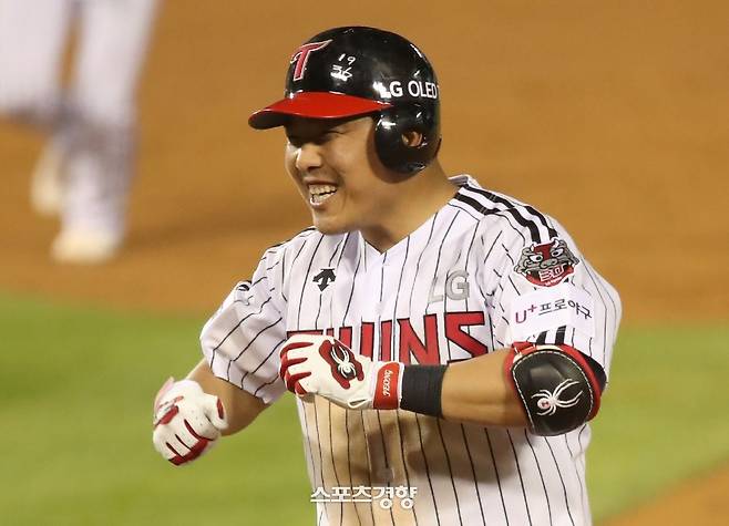 환호를 짓고 있는 LG 시절 정근우. 연합뉴스