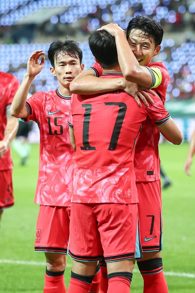 ▲ 14일 서울 마포구 서울월드컵경기장에서 열린 한국과 파라과이 축구 대표팀의 친선경기. 엄지성의 선제골과 오현규의 추가골로 한국이 2-0으로 이기면서 승리 분위기로 돌아섰다. ⓒ연합뉴스