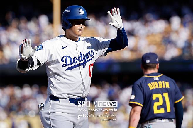 ▲ 3루타를 치고 더그아웃을 향해 세리머니하는 오타니 쇼헤이.