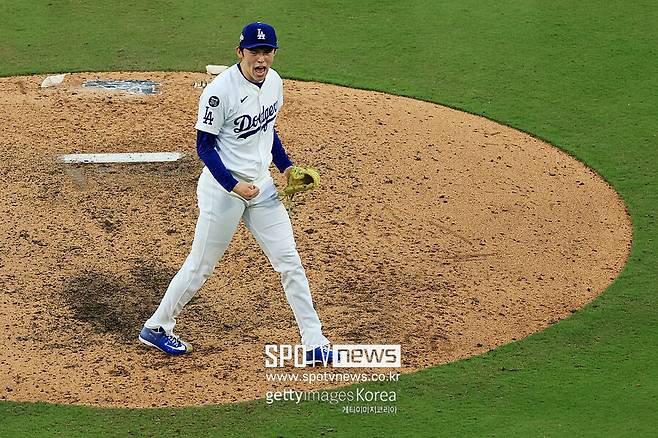 ▲ 최고 시속 100마일의 패스트볼을 앞세워 밀워키 타선을 깔끔하게 잠재운 사사키 로키