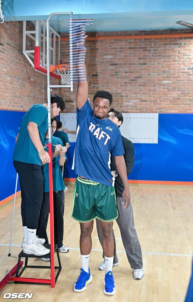 스탠딩 리치를 측정하는 건국대 프레디