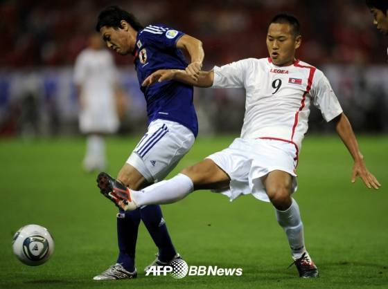 지난 2011년 북한 국가대표 소속으로 일본전에 출전한 정대세(오른쪽). /AFPBBNews=뉴스1