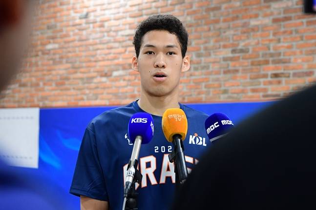 16일 컴바인에 앞서 방송사 인터뷰를 하고 있는 다니엘. /사진=KBL