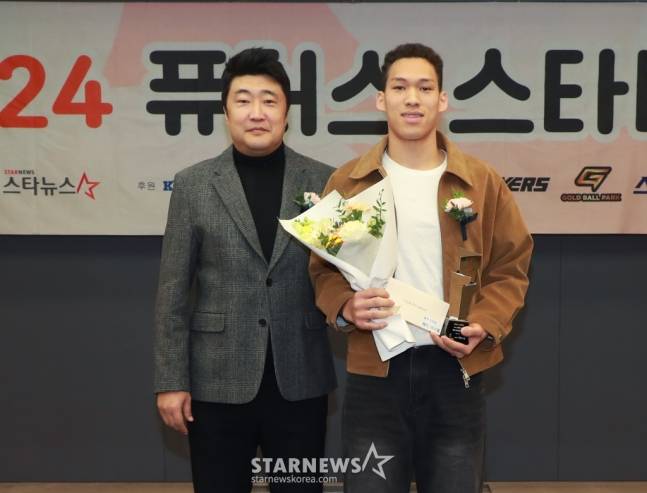 스타상을 받은 에디 다니엘(오른쪽)과 신석 한국중고등학교농구연맹이사가 지난 해 서울 중구 한국프레스센터 기자회견장에서 열린 2024 퓨처스 스타대상 시상식에서 기념 촬영을 하고 있다. /사진=이동훈 기자