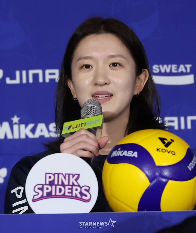 진에어 2025-2026시즌 V리그 미디어데이가 16일 서울 강남구 청담 리베라호텔에서 열렸다.  흥국생명 이다현이 각오를 밝히고 있다. /사진=김진경 대기자