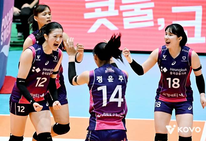 지난 9월 프로배구 컵대회에서 공격에 성공한 뒤 기뻐하고 있는 흥국생명 이다현(왼쪽). /사진=한국배구연맹 제공