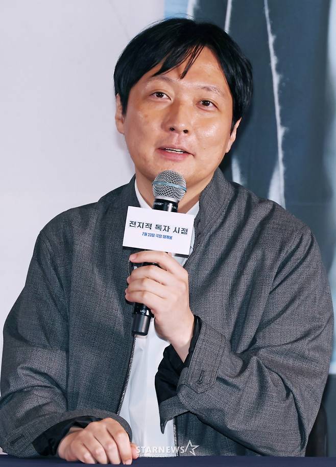 김병우 감독이 15일 오후 서울 메가박스 코엑스에서 진행된 영화 '전지적 독자 시점'(감독 김병우) 언론시사회 및 기자간담회에 참석해 질문에 답하고 있다.  10년 이상 연재된 소설이 완결된 날 소설 속 세계가 현실이 된 세상에서 유일한 독자였던 ‘김독자’가 소설의 주인공 ‘유중혁’과 동료들과 함께 멸망한 세계에서 살아남기 위한 펼치는 이야기를 그린 판타지 액션 영화 '전지적 독자 시점’은 오는 23일 개봉한다. /2025.07.15 /사진=이동훈 photoguy@
