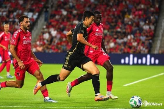 손흥민(가운데)이  지난 9월 미국 미주리주 세인트루이스 에너자이저 파크에서 열린 2025시즌 MLS 정규리그에서 드리블 돌파를 시도하고 있다. /AFPBBNews=뉴스1