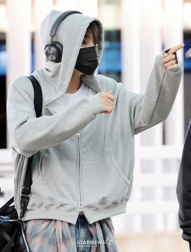 제로베이스원 박건욱 '반가운 인사'[★포토]