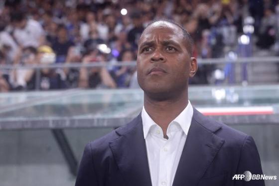 파트릭 클라위버르트 인도네시아 감독이 일본 수이타의 파나소닉 스타디움에서 열린 2026 국제축구연맹(FIFA) 북중미월드컵 C조 최종전을 바라보고 있다. /AFPBBNews=뉴스1