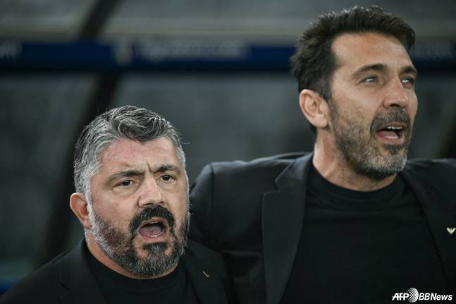 지안루이지 부폰(오른쪽) 이탈리아 국가대표팀 단장과 젠나로 가투소 이탈리아 감독. /AFPBBNews=뉴스1