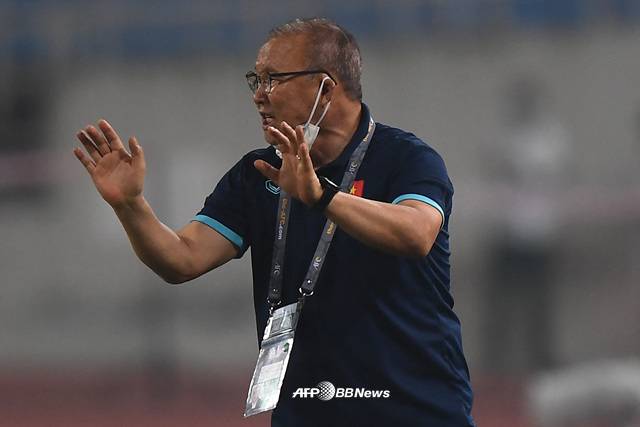 선수들 지휘하는 박항서 전 베트남 감독. /AFPBBNews=뉴스1