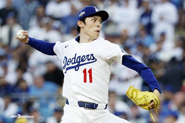 17일 마운드에 오른 사사키가 공을 뿌리고 있다. /AFPBBNews=뉴스1