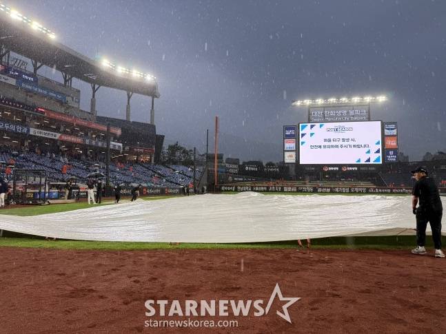 17일 한화와 삼성의 플레이오프 1차전이 예고된 대전 한화생명 볼파크에 비가 내리고 있다. 그라운드 키퍼들이 방수포를 깔고 있다. /사진=양정웅 기자