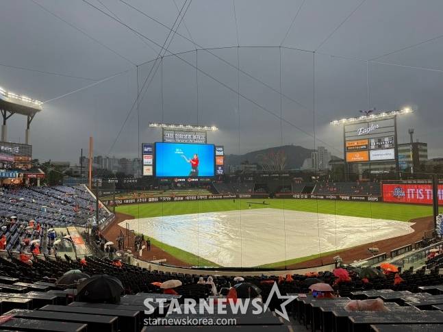 17일 한화와 삼성의 플레이오프 1차전이 예고된 대전 한화생명 볼파크에 비가 내리고 있다. /사진=양정웅 기자