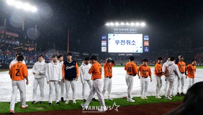 17일 대전한화생명볼파크에서 열리는 2025 KBO리그 플레이오프 1차전을 앞두고 가을비가 촉촉하게 대지를 적시는가운데 경기개시를 앞두고 폭우가 내리자 취소가 결정됐다. 한화 선수들이 우천취소가 발표되자 그라운드에 나와 인사를 하고 있다. /사진=강영조 선임기자