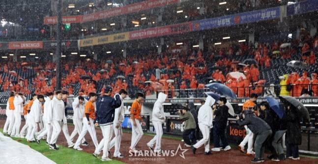 17일 대전한화생명볼파크에서 열리는 2025 KBO리그 플레이오프 1차전을 앞두고 가을비가 촉촉하게 대지를 적시는가운데 경기개시를 앞두고 폭우가 내리자 취소가 결정됐다. 한화 선수들이 우천취소가 발표되자 그라운드에 나와 인사를 하고 있다. /사진=강영조 선임기자