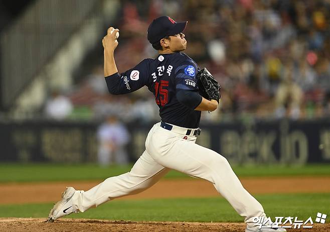 롯데 자이언츠 좌완 김진욱이 지난 16일  김해 상동구장에서 열린 2025 울산-KBO Fall League 일본 독립리그팀과의 경기에 선발등판, 5이닝 7피안타 2피홈런 2볼넷 4탈삼진 3실점을 기록했다. 사진 엑스포츠뉴스 DB