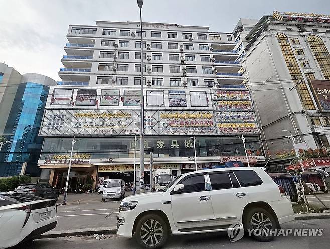 중국어 간판 즐비한 캄보디아 시아누크빌 상가 건물 (시아누크빌[캄보디아]=연합뉴스) 손현규 특파원 = 14일(현지시간) 오후 캄보디아 시아누크빌 상가 건물에 현지어와 함께 중국어 간판이 붙어 있다. 2025.10.14 son@yna.co.kr