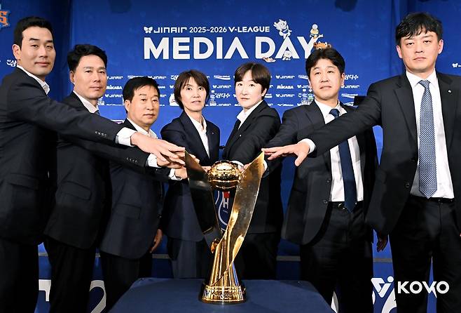 감독들과 함께한 김호철 기업은행 감독(왼쪽에서 3번째) [한국배구연맹 제공. 재판매 및 DB 금지]