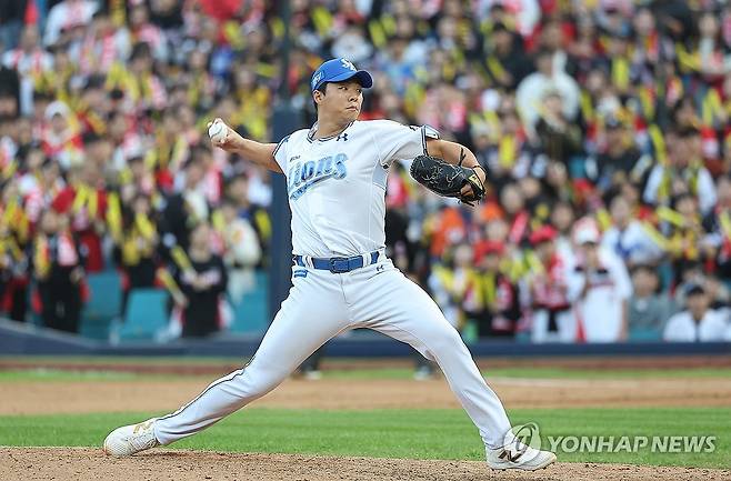 역투하는 김무신 (대구=연합뉴스) 윤관식 기자 = 26일 오후 대구 삼성라이온즈파크에서 열린 2024 신한 SOL뱅크 KBO 포스트시즌 한국시리즈 4차전 KIA 타이거즈와 삼성 라이온즈의 경기. 7회초 삼성 투수 김무신(개명 전 김윤수)가 역투하고 있다. 2024.10.26 psik@yna.co.kr