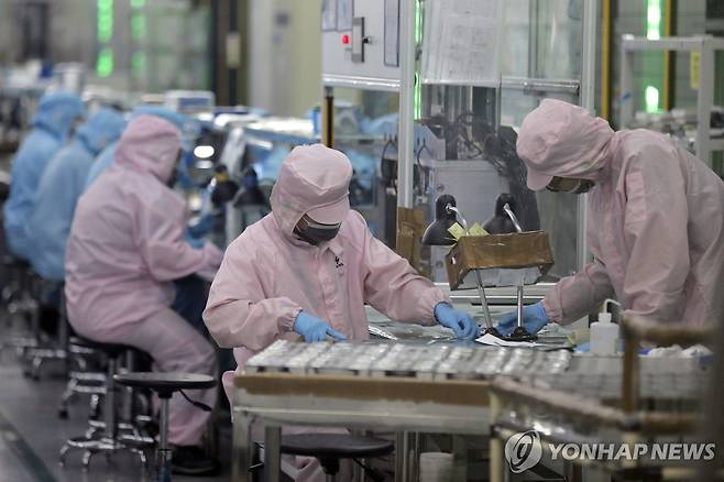 중국 장쑤성 난징시의 리튬이온 배터리 생산 라인  [EPA=연합뉴스 자료사진]